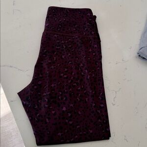 Victoria's Secret Women’s Burgundy Leopard Leggings Size Large EUC